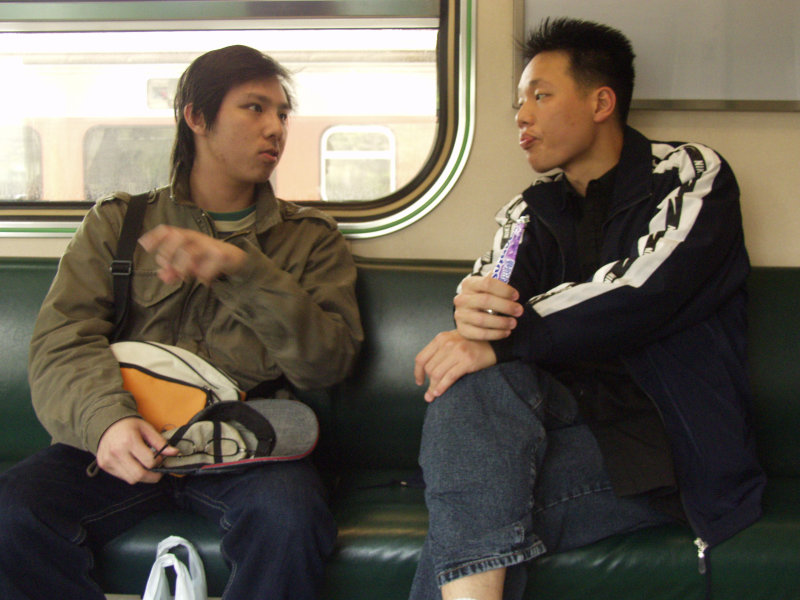 台灣鐵路旅遊攝影街拍帥哥對話旅客2005-04-02攝影照片3