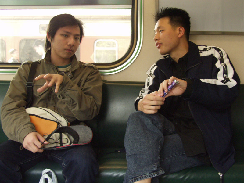 台灣鐵路旅遊攝影街拍帥哥對話旅客2005-04-02攝影照片4
