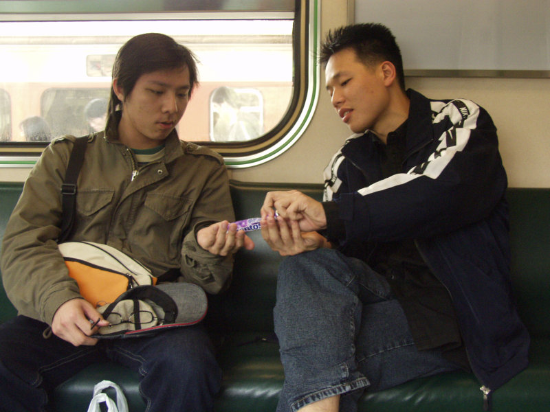 台灣鐵路旅遊攝影街拍帥哥對話旅客2005-04-02攝影照片5