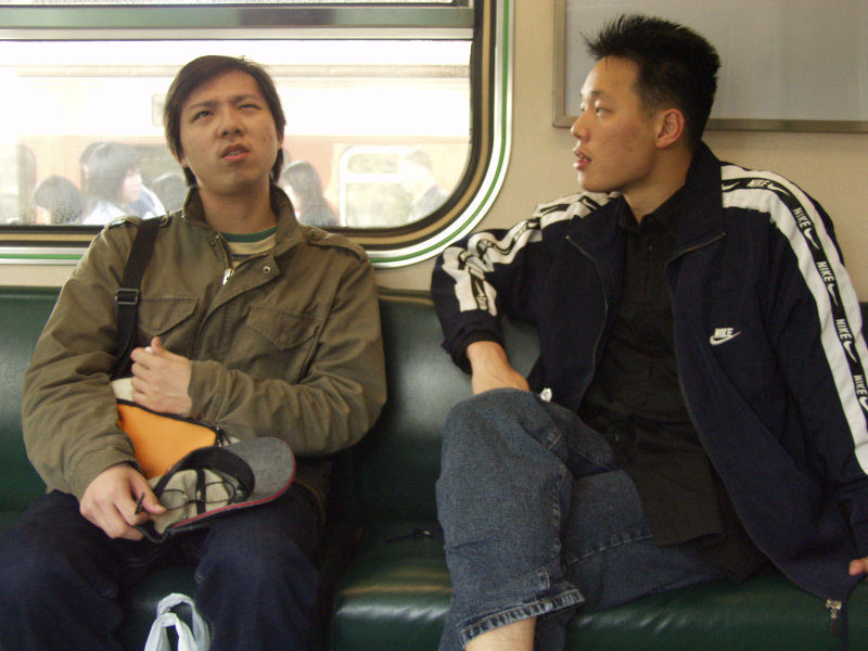 台灣鐵路旅遊攝影街拍帥哥對話旅客2005-04-02攝影照片6