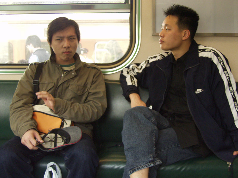台灣鐵路旅遊攝影街拍帥哥對話旅客2005-04-02攝影照片7