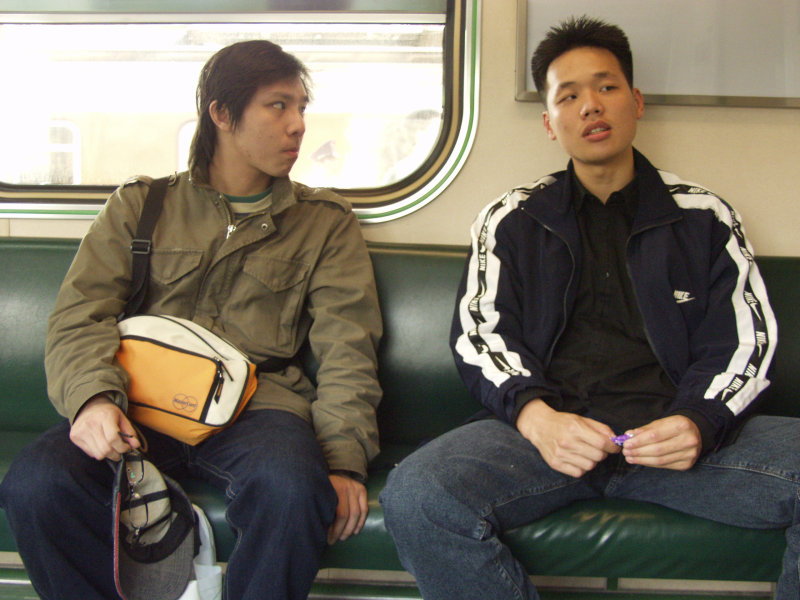 台灣鐵路旅遊攝影街拍帥哥對話旅客2005-04-02攝影照片8