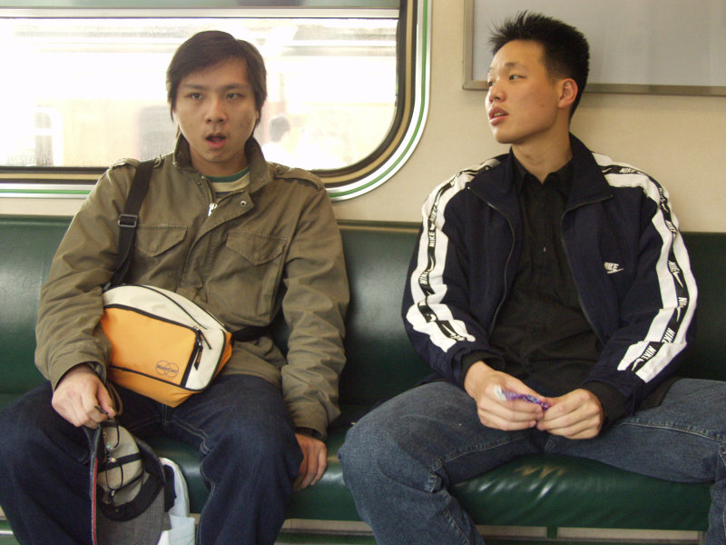台灣鐵路旅遊攝影街拍帥哥對話旅客2005-04-02攝影照片9