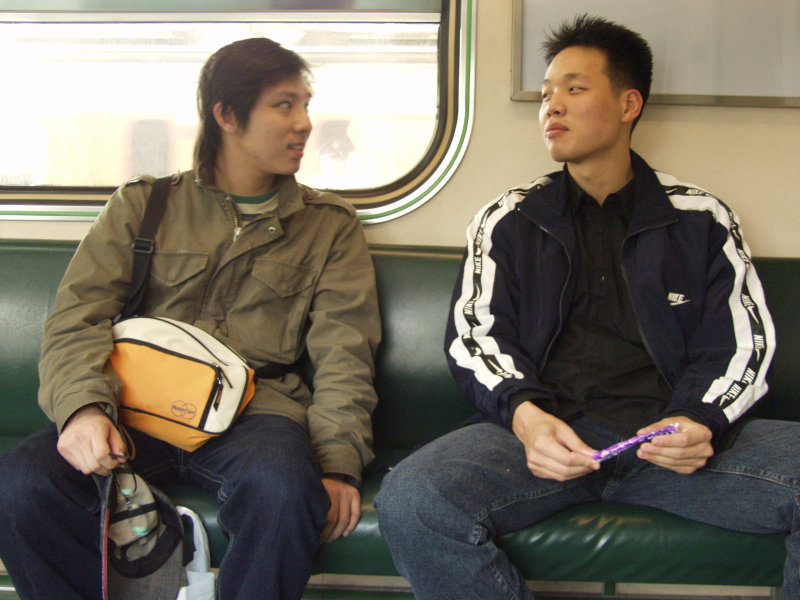 台灣鐵路旅遊攝影街拍帥哥對話旅客2005-04-02攝影照片10