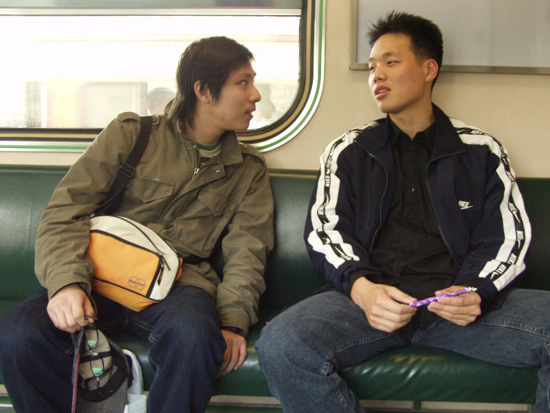 台灣鐵路旅遊攝影街拍帥哥對話旅客2005-04-02攝影照片11