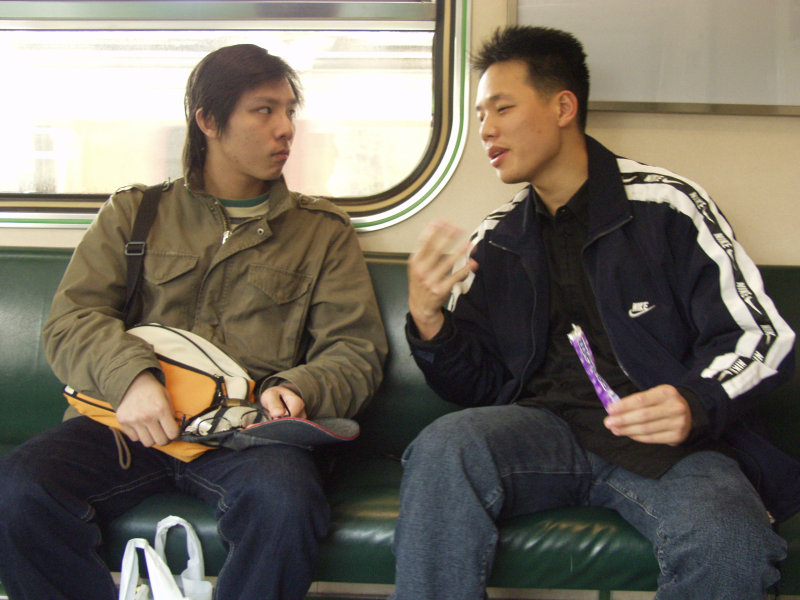 台灣鐵路旅遊攝影街拍帥哥對話旅客2005-04-02攝影照片12