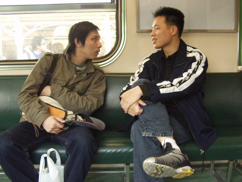 台灣鐵路旅遊攝影街拍帥哥對話旅客2005-04-02攝影照片13