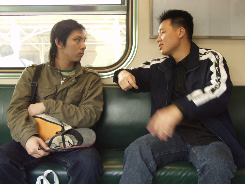 台灣鐵路旅遊攝影街拍帥哥對話旅客2005-04-02攝影照片14