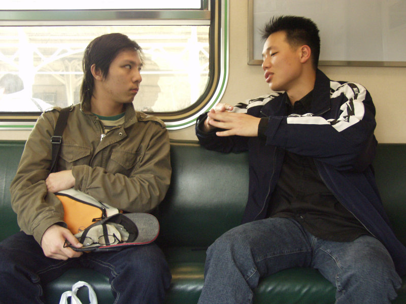 台灣鐵路旅遊攝影街拍帥哥對話旅客2005-04-02攝影照片15
