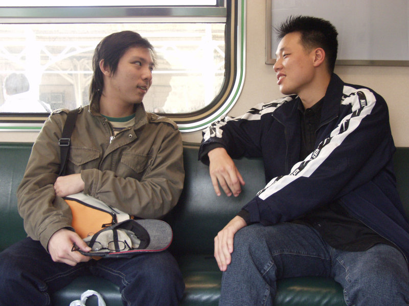 台灣鐵路旅遊攝影街拍帥哥對話旅客2005-04-02攝影照片16