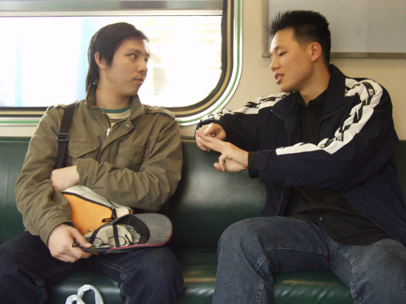 台灣鐵路旅遊攝影街拍帥哥對話旅客2005-04-02攝影照片17