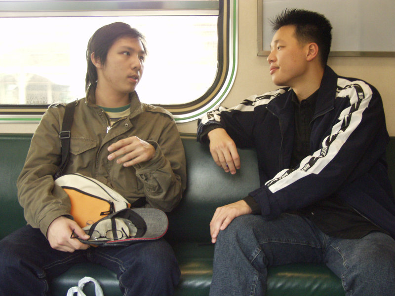 台灣鐵路旅遊攝影街拍帥哥對話旅客2005-04-02攝影照片18