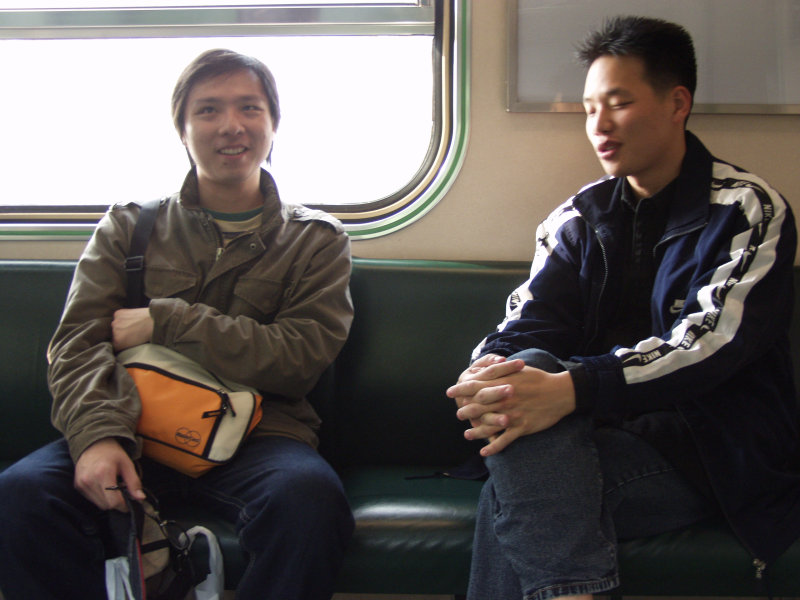 台灣鐵路旅遊攝影街拍帥哥對話旅客2005-04-02攝影照片19