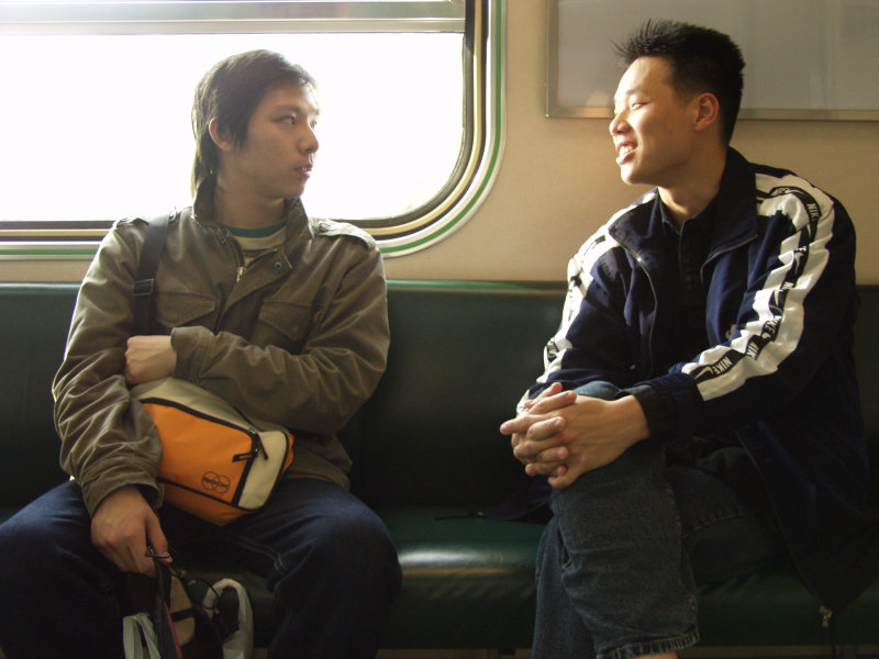 台灣鐵路旅遊攝影街拍帥哥對話旅客2005-04-02攝影照片20