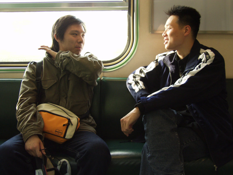 台灣鐵路旅遊攝影街拍帥哥對話旅客2005-04-02攝影照片22