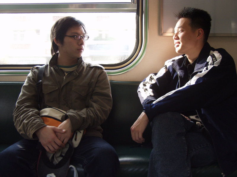 台灣鐵路旅遊攝影街拍帥哥對話旅客2005-04-02攝影照片23