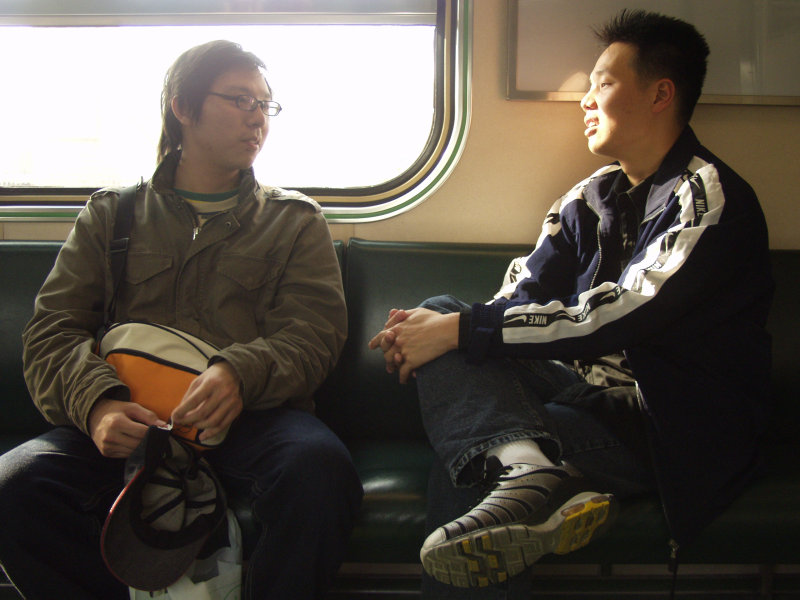 台灣鐵路旅遊攝影街拍帥哥對話旅客2005-04-02攝影照片24