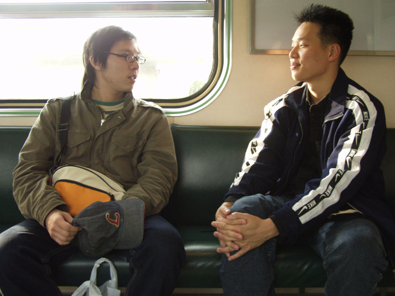 台灣鐵路旅遊攝影街拍帥哥對話旅客2005-04-02攝影照片26