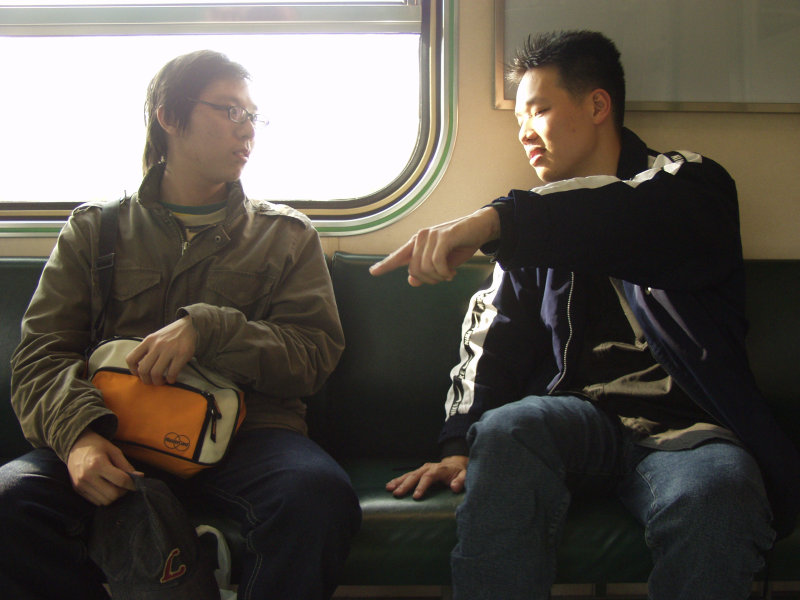 台灣鐵路旅遊攝影街拍帥哥對話旅客2005-04-02攝影照片27