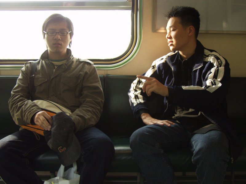台灣鐵路旅遊攝影街拍帥哥對話旅客2005-04-02攝影照片28