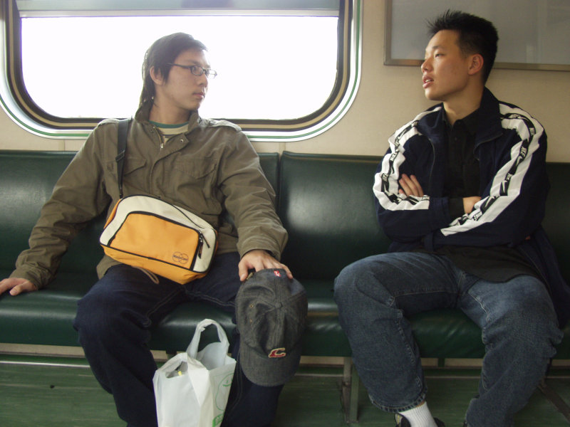 台灣鐵路旅遊攝影街拍帥哥對話旅客2005-04-02攝影照片29
