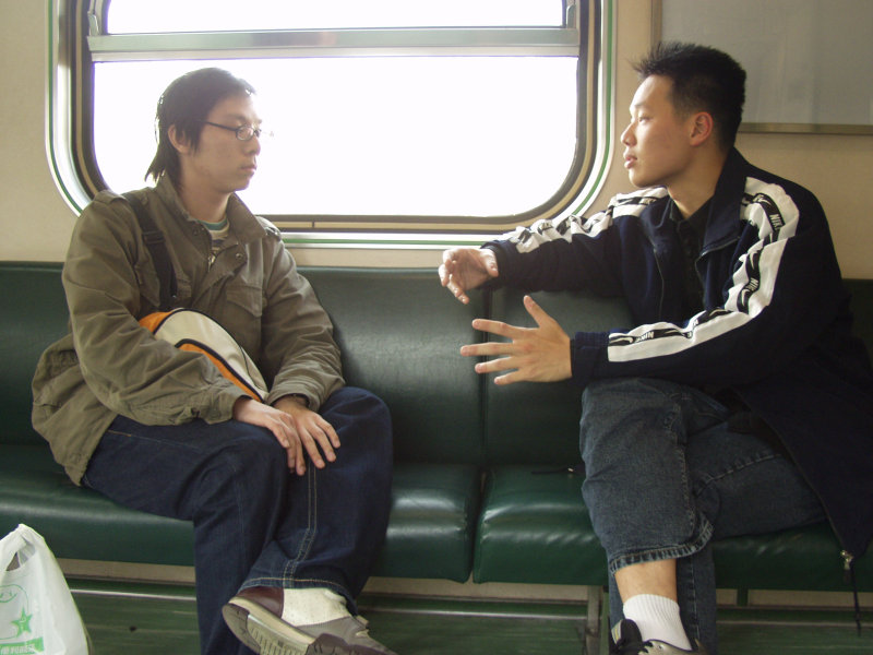 台灣鐵路旅遊攝影街拍帥哥對話旅客2005-04-02攝影照片30