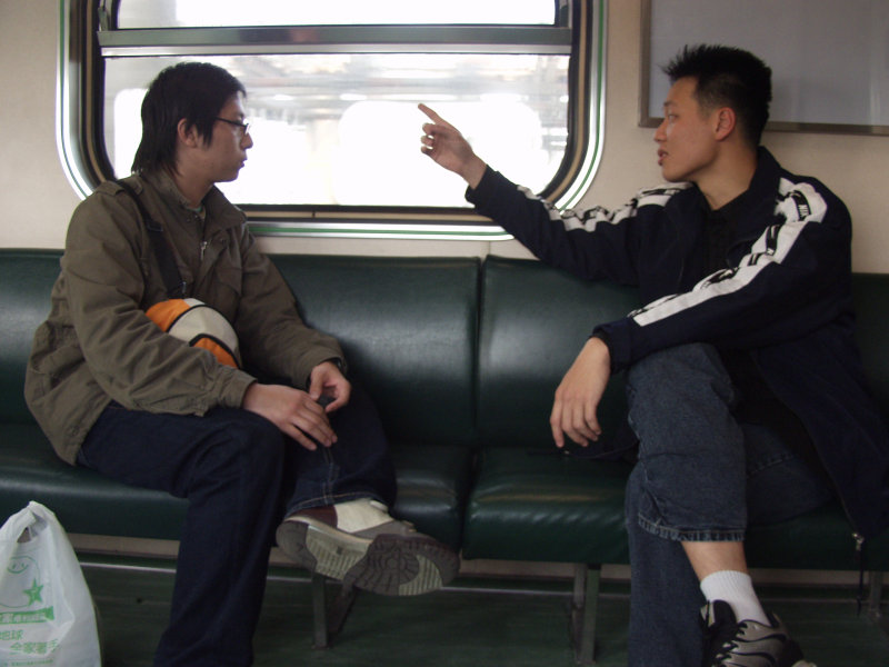台灣鐵路旅遊攝影街拍帥哥對話旅客2005-04-02攝影照片31