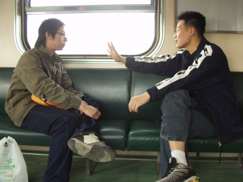 台灣鐵路旅遊攝影街拍帥哥對話旅客2005-04-02攝影照片32