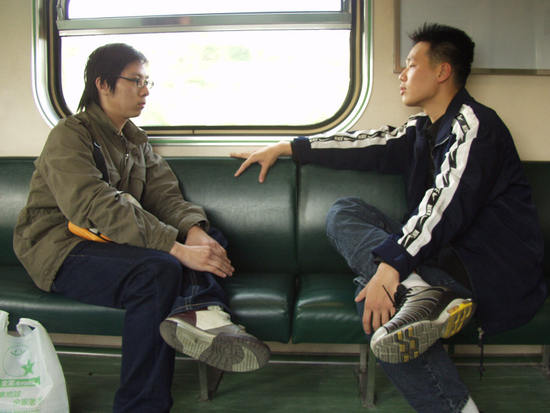 台灣鐵路旅遊攝影街拍帥哥對話旅客2005-04-02攝影照片33