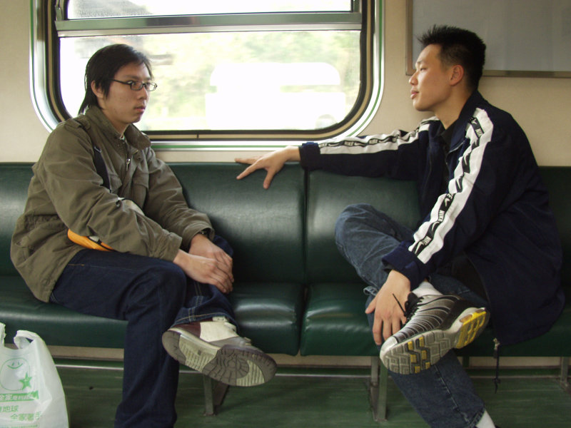 台灣鐵路旅遊攝影街拍帥哥對話旅客2005-04-02攝影照片34