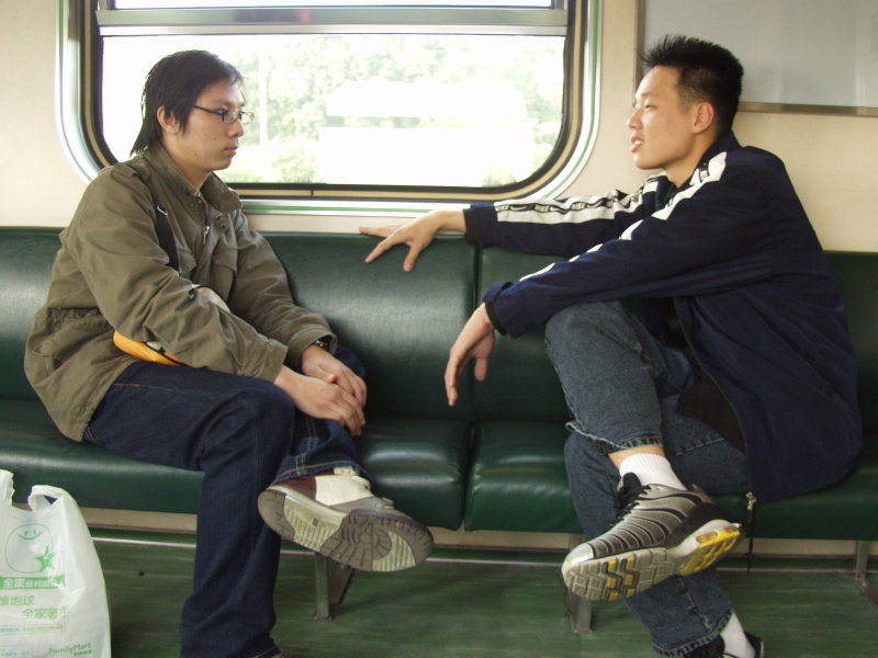 台灣鐵路旅遊攝影街拍帥哥對話旅客2005-04-02攝影照片35