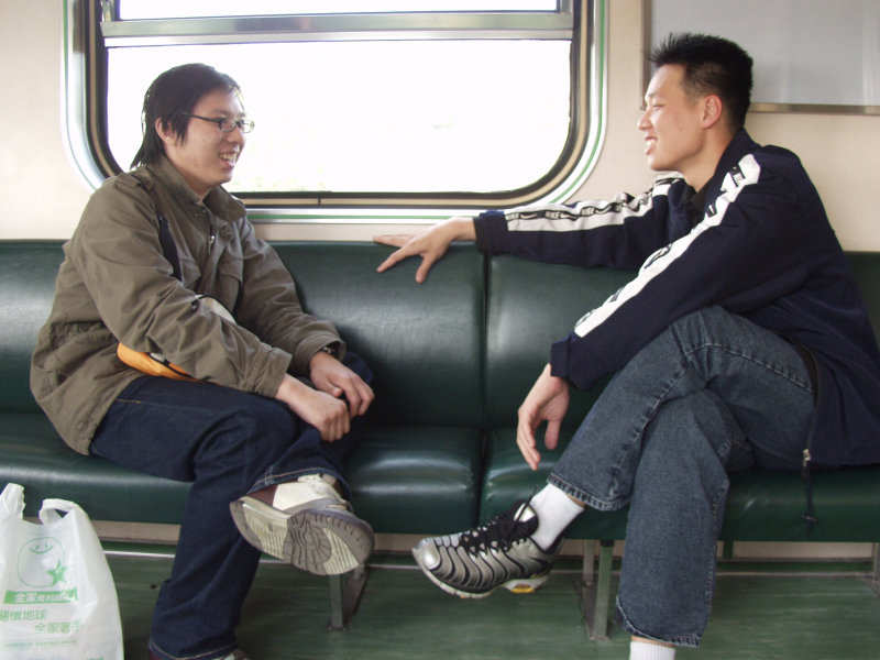台灣鐵路旅遊攝影街拍帥哥對話旅客2005-04-02攝影照片36