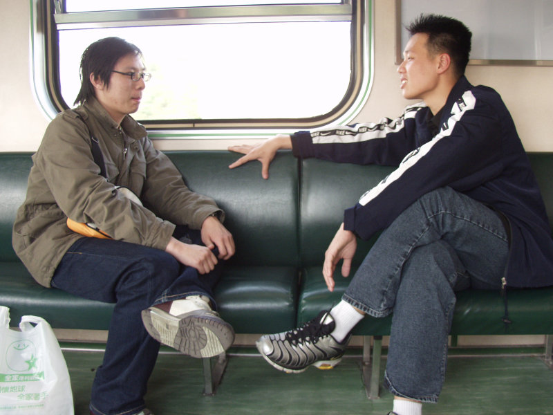 台灣鐵路旅遊攝影街拍帥哥對話旅客2005-04-02攝影照片37