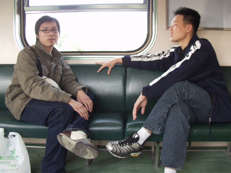 台灣鐵路旅遊攝影街拍帥哥對話旅客2005-04-02攝影照片38