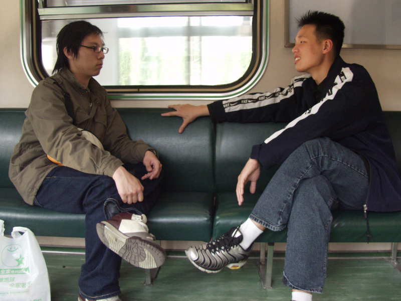 台灣鐵路旅遊攝影街拍帥哥對話旅客2005-04-02攝影照片39