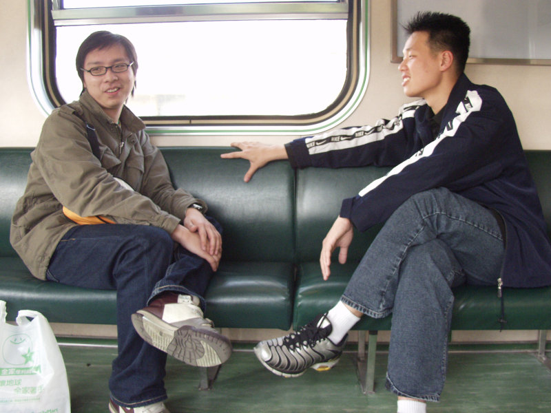 台灣鐵路旅遊攝影街拍帥哥對話旅客2005-04-02攝影照片40
