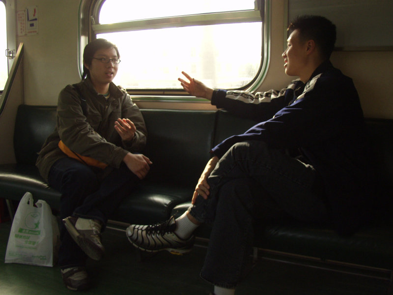 台灣鐵路旅遊攝影街拍帥哥對話旅客2005-04-02攝影照片41