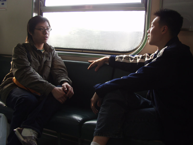 台灣鐵路旅遊攝影街拍帥哥對話旅客2005-04-02攝影照片42