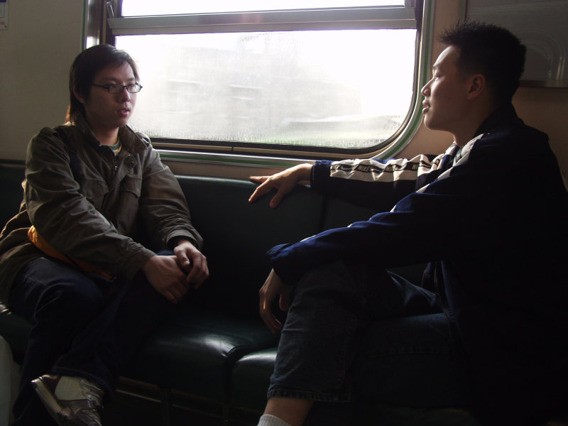 台灣鐵路旅遊攝影街拍帥哥對話旅客2005-04-02攝影照片43