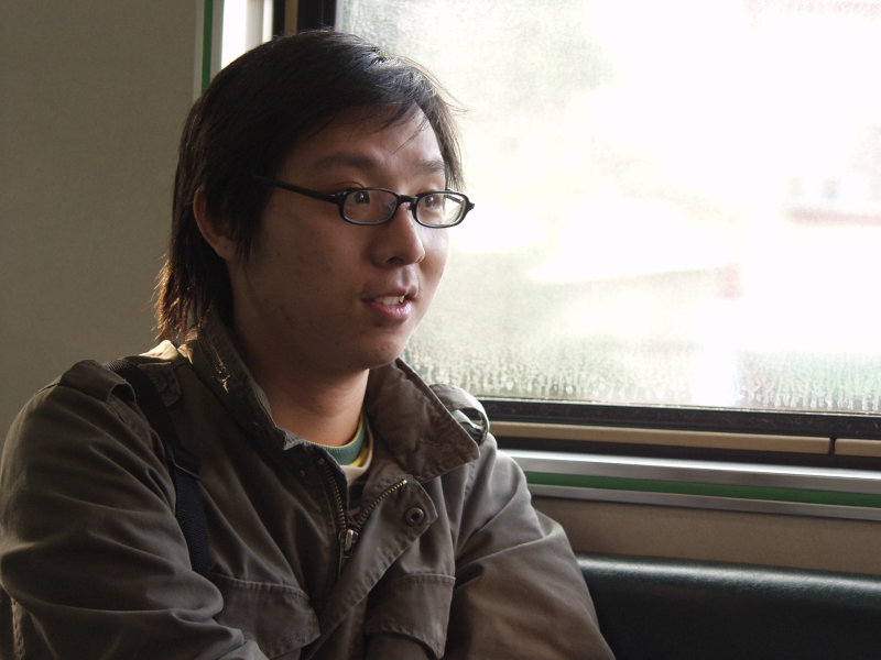 台灣鐵路旅遊攝影街拍帥哥對話旅客2005-04-02攝影照片44