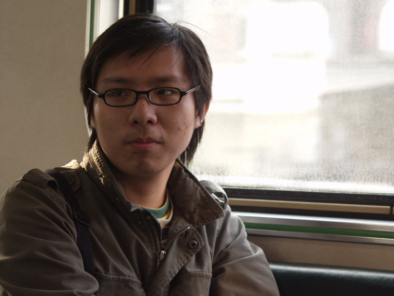 台灣鐵路旅遊攝影街拍帥哥對話旅客2005-04-02攝影照片45