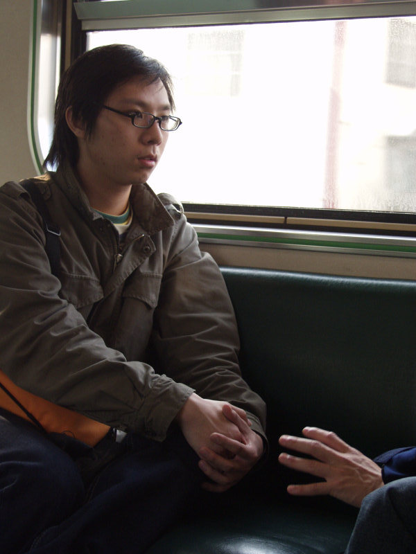 台灣鐵路旅遊攝影街拍帥哥對話旅客2005-04-02攝影照片46