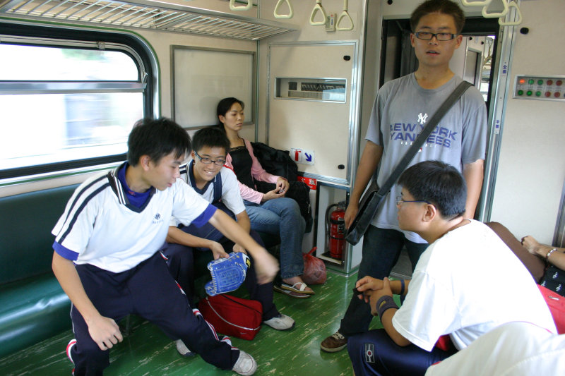 台灣鐵路旅遊攝影街拍帥哥對話旅客2005-07-30攝影照片7