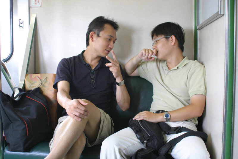 台灣鐵路旅遊攝影街拍帥哥對話旅客2005-08-07攝影照片1