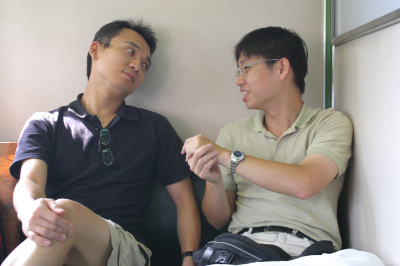 台灣鐵路旅遊攝影街拍帥哥對話旅客2005-08-07攝影照片5