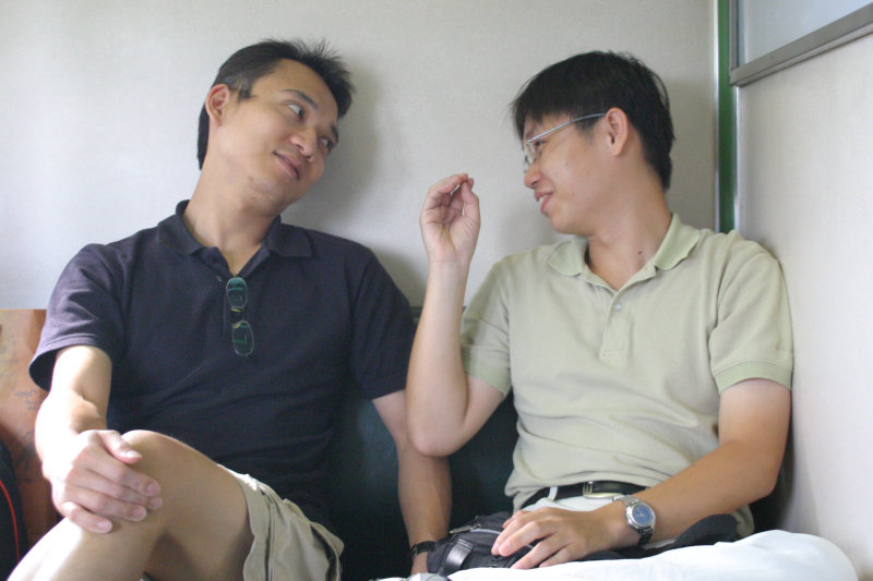 台灣鐵路旅遊攝影街拍帥哥對話旅客2005-08-07攝影照片6