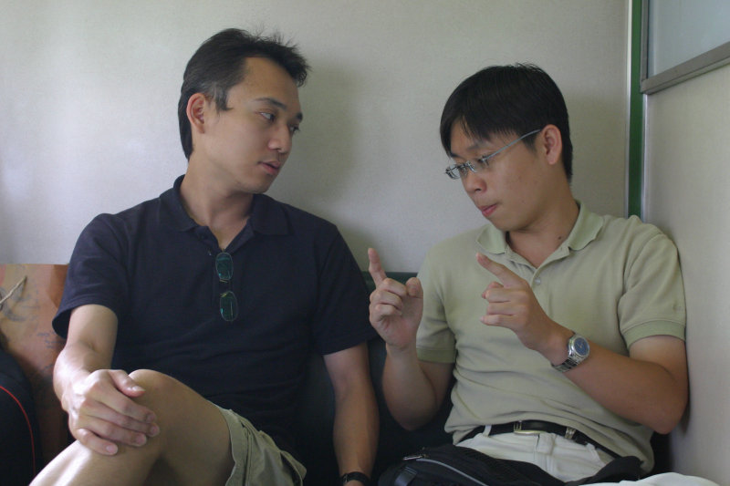 台灣鐵路旅遊攝影街拍帥哥對話旅客2005-08-07攝影照片8