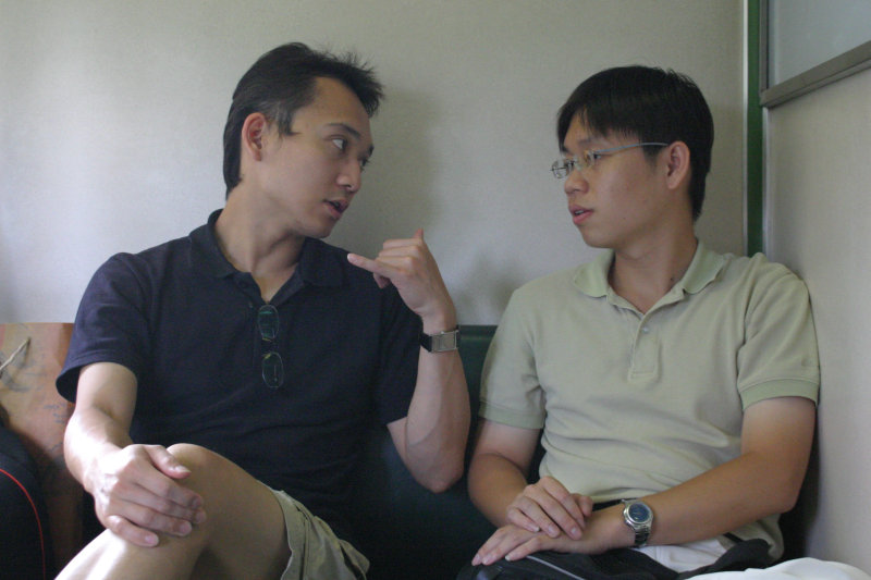 台灣鐵路旅遊攝影街拍帥哥對話旅客2005-08-07攝影照片9