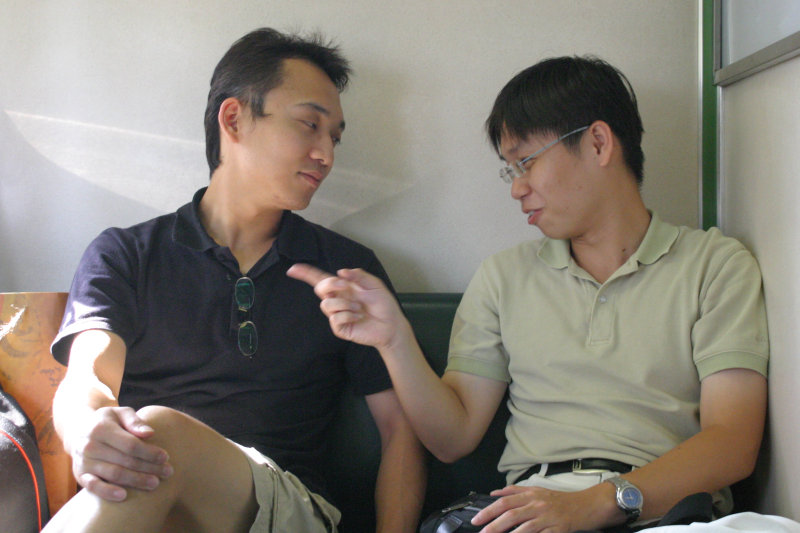 台灣鐵路旅遊攝影街拍帥哥對話旅客2005-08-07攝影照片11