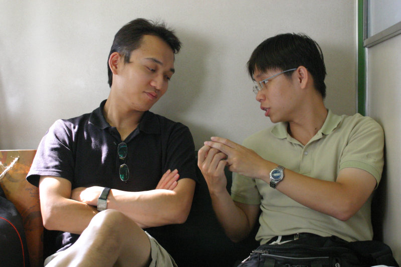 台灣鐵路旅遊攝影街拍帥哥對話旅客2005-08-07攝影照片12